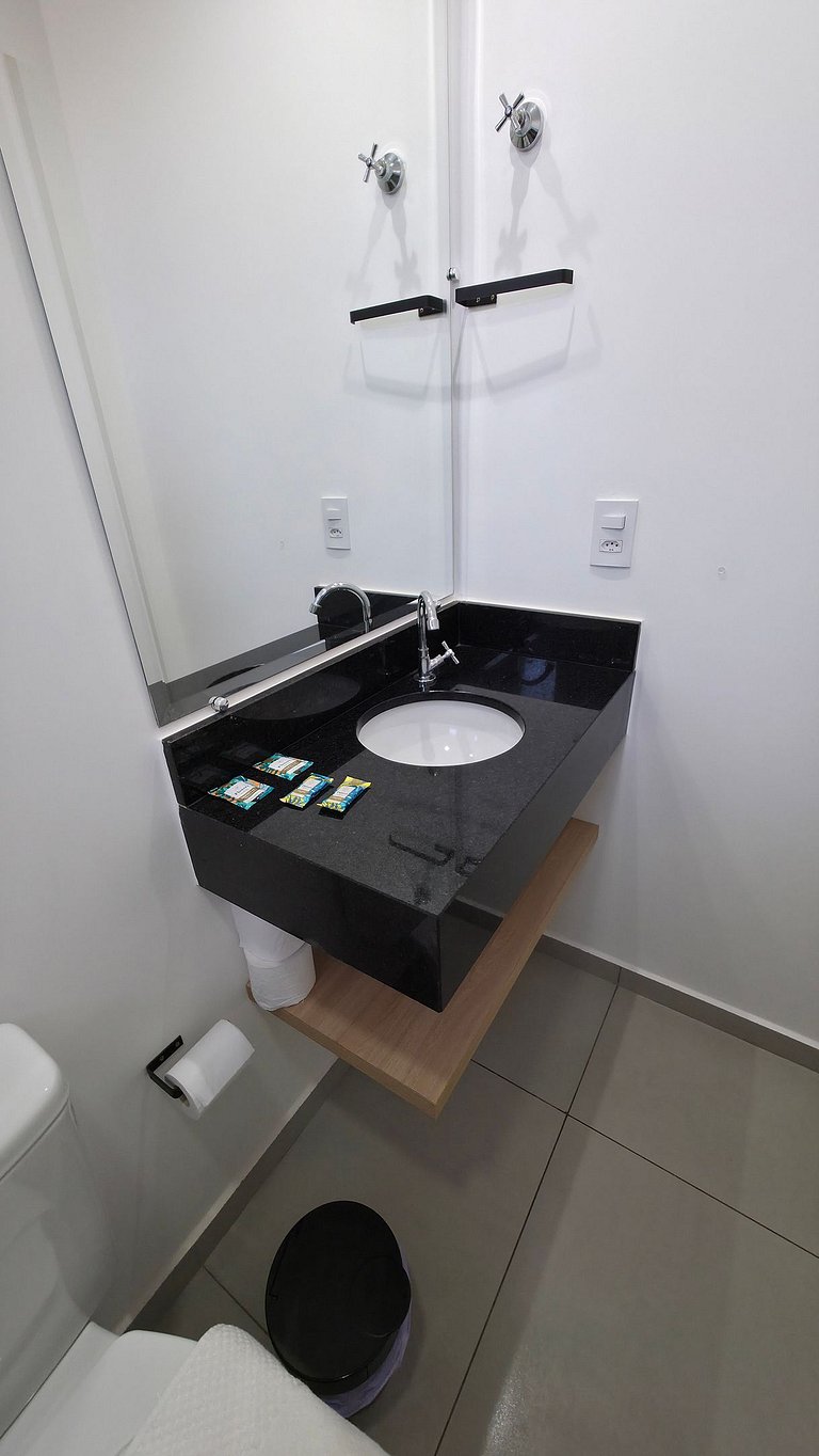 Studio ao lado da USP com piscina e academia