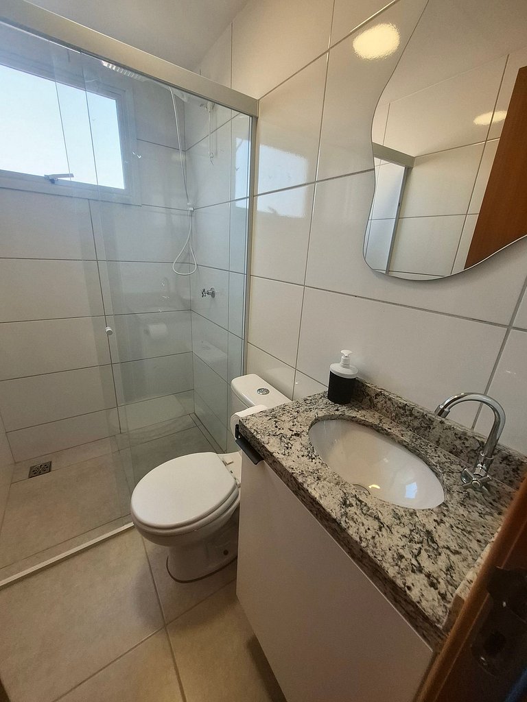 Apartamento completo com 2 quartos no centro