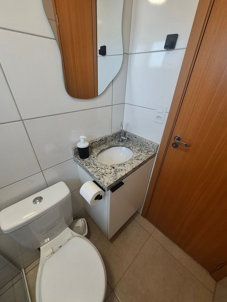 Apartamento completo com 2 quartos no centro