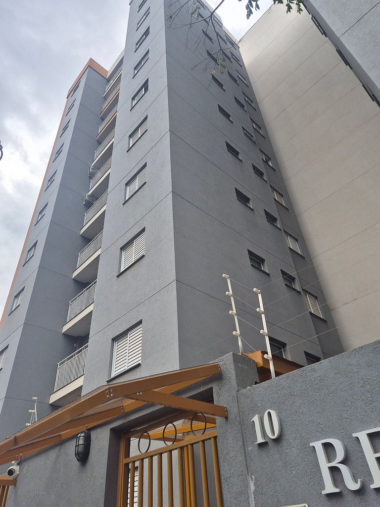 Apartamento completo com 2 quartos no centro