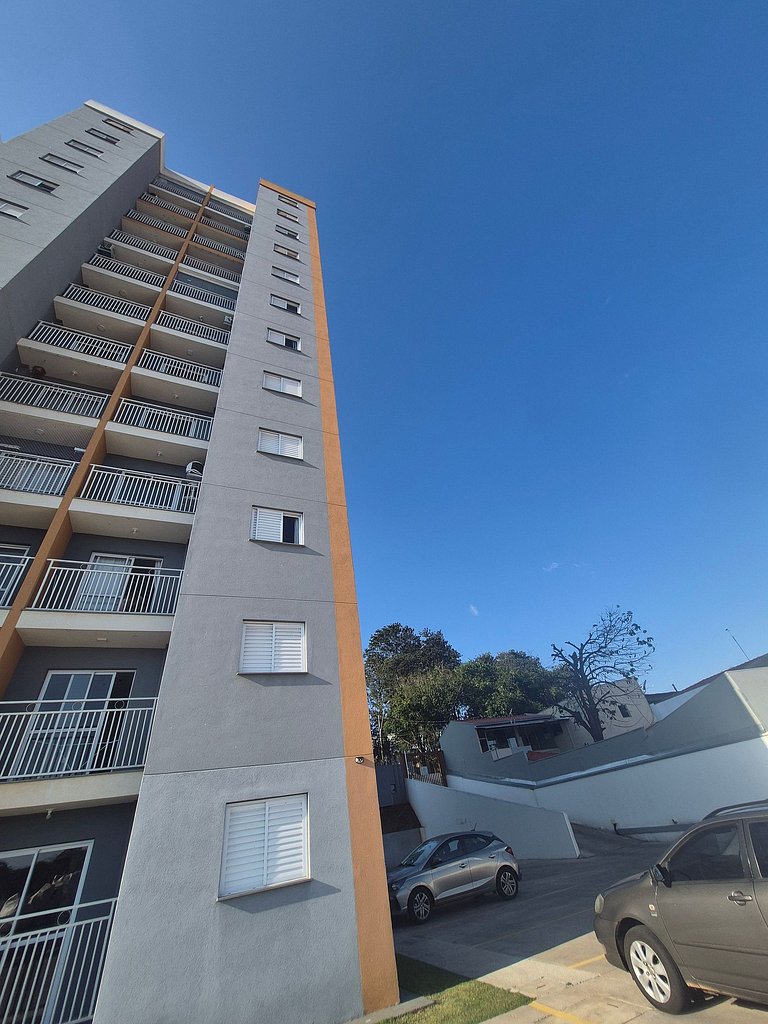 Apartamento completo com 2 quartos no centro